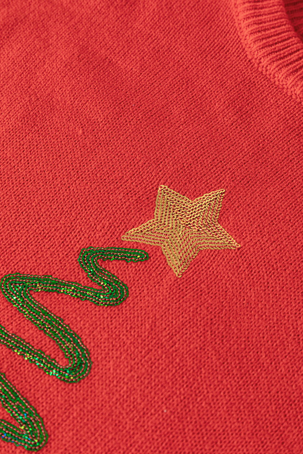 Feurig roter, mit Pailletten besetzter Weihnachtsbaum-Pullover mit überschnittener Schulter