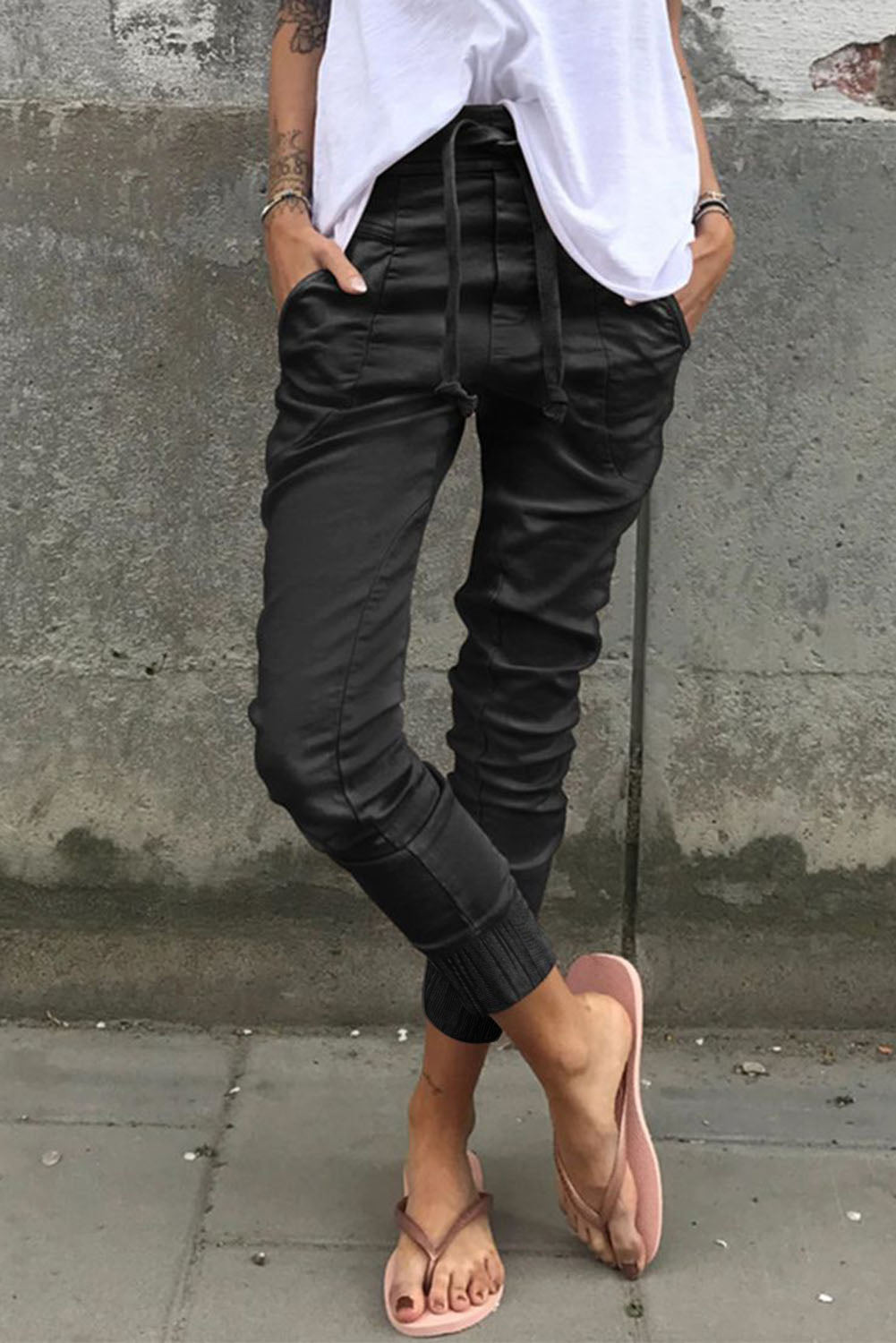 Pantaloni neri con tasche con coulisse a vita alta