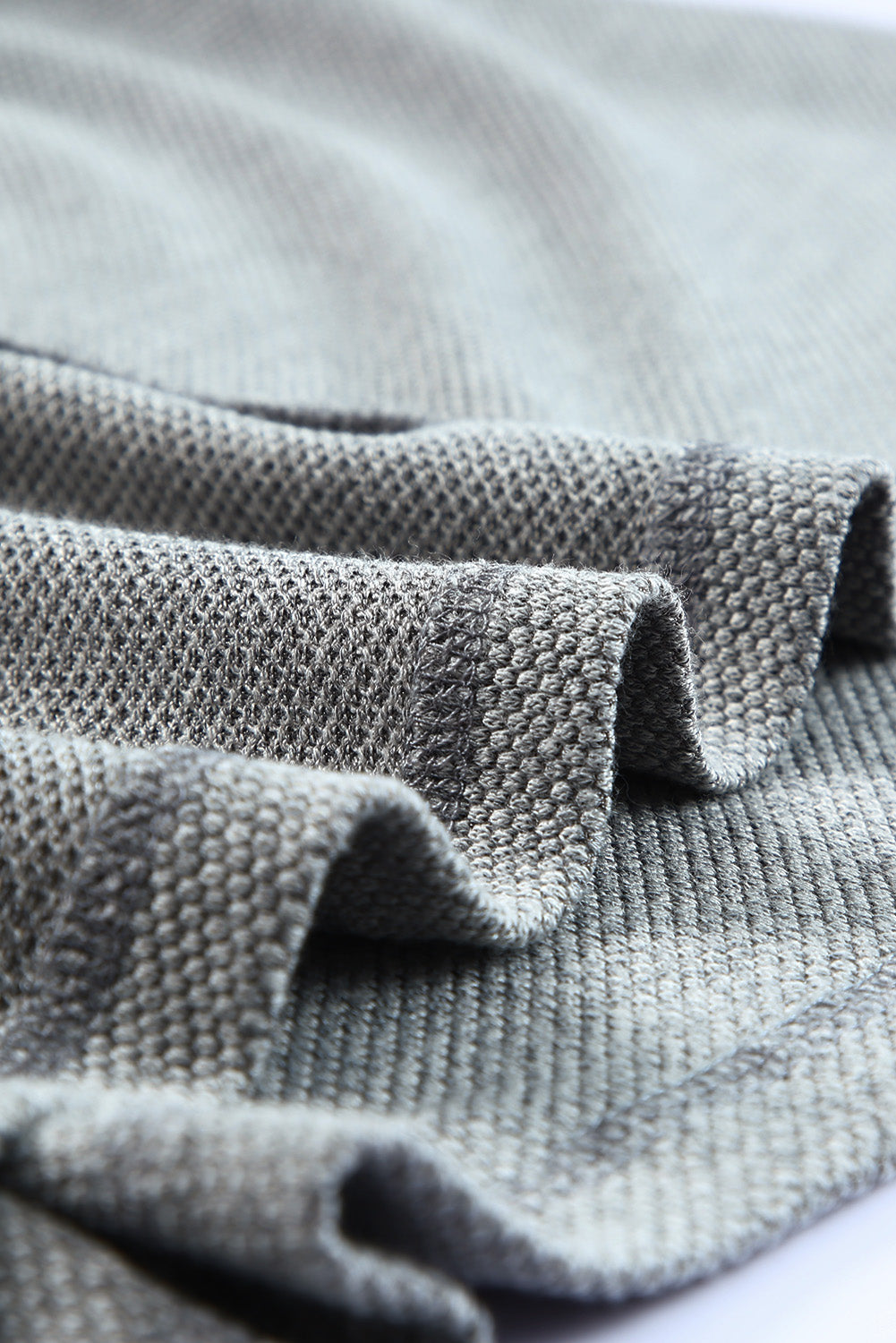 Robe grise sans manches en tricot à découpes dans le dos entrecroisé
