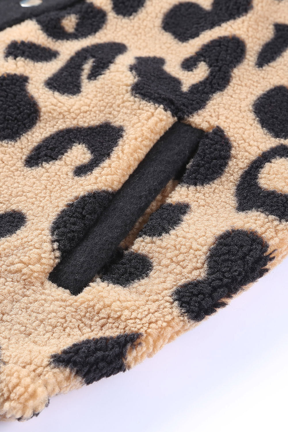 Shacket leopardato con finiture a contrasto nero