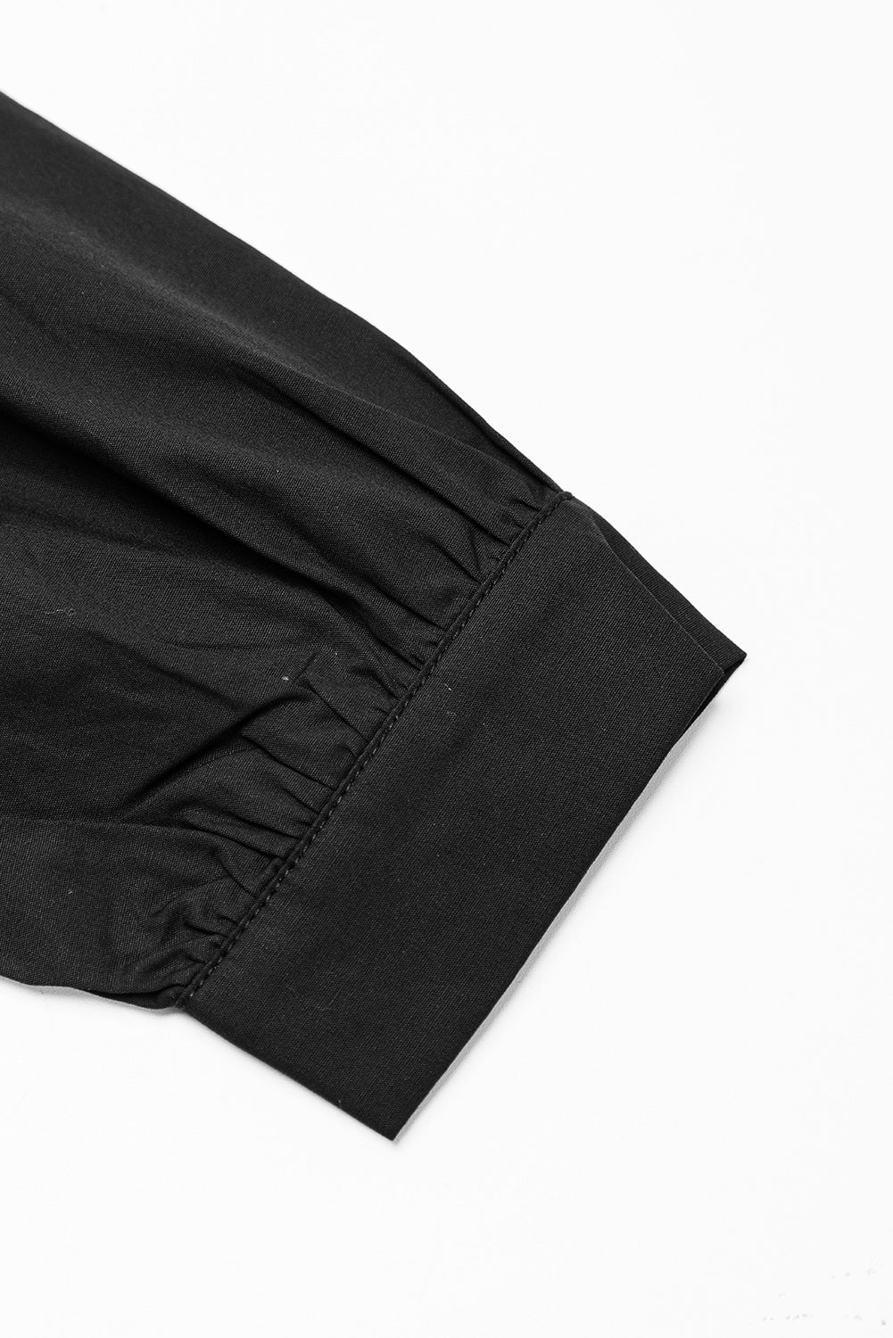 Schwarzes, gestuftes Rüschenkleid mit V-Ausschnitt und Taschen