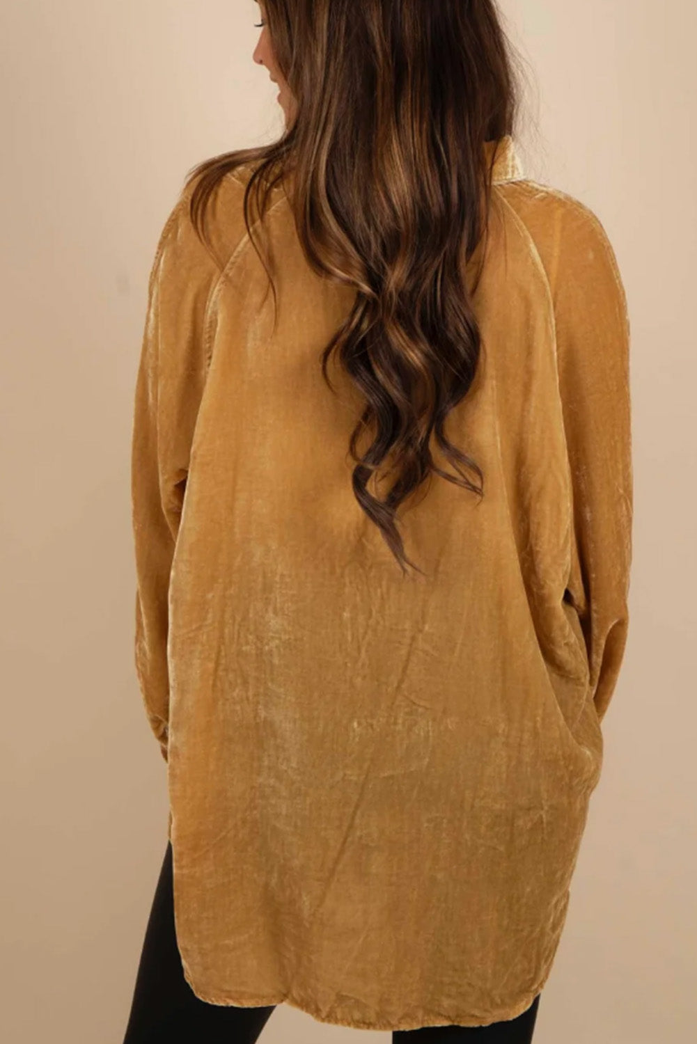 Camicia in velluto dal taglio ampio con bottoni in tinta unita color oro