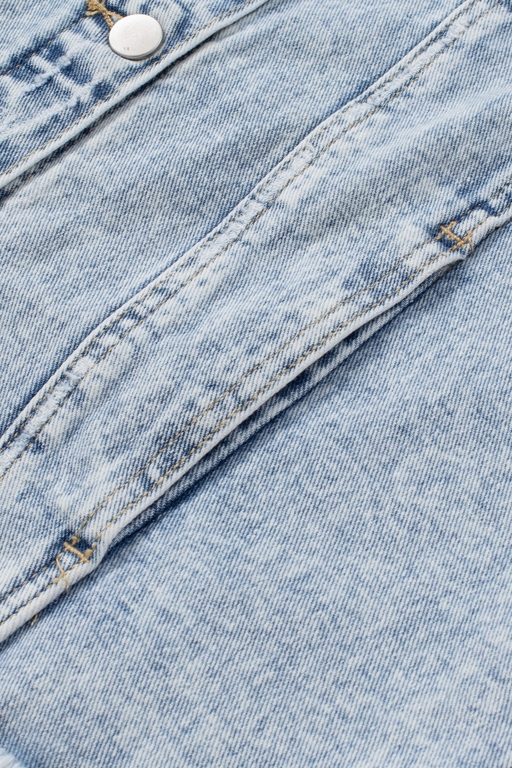 Himmelblaue Jeansjacke mit Distressed-Revers und unversäubertem Saum und Knöpfen