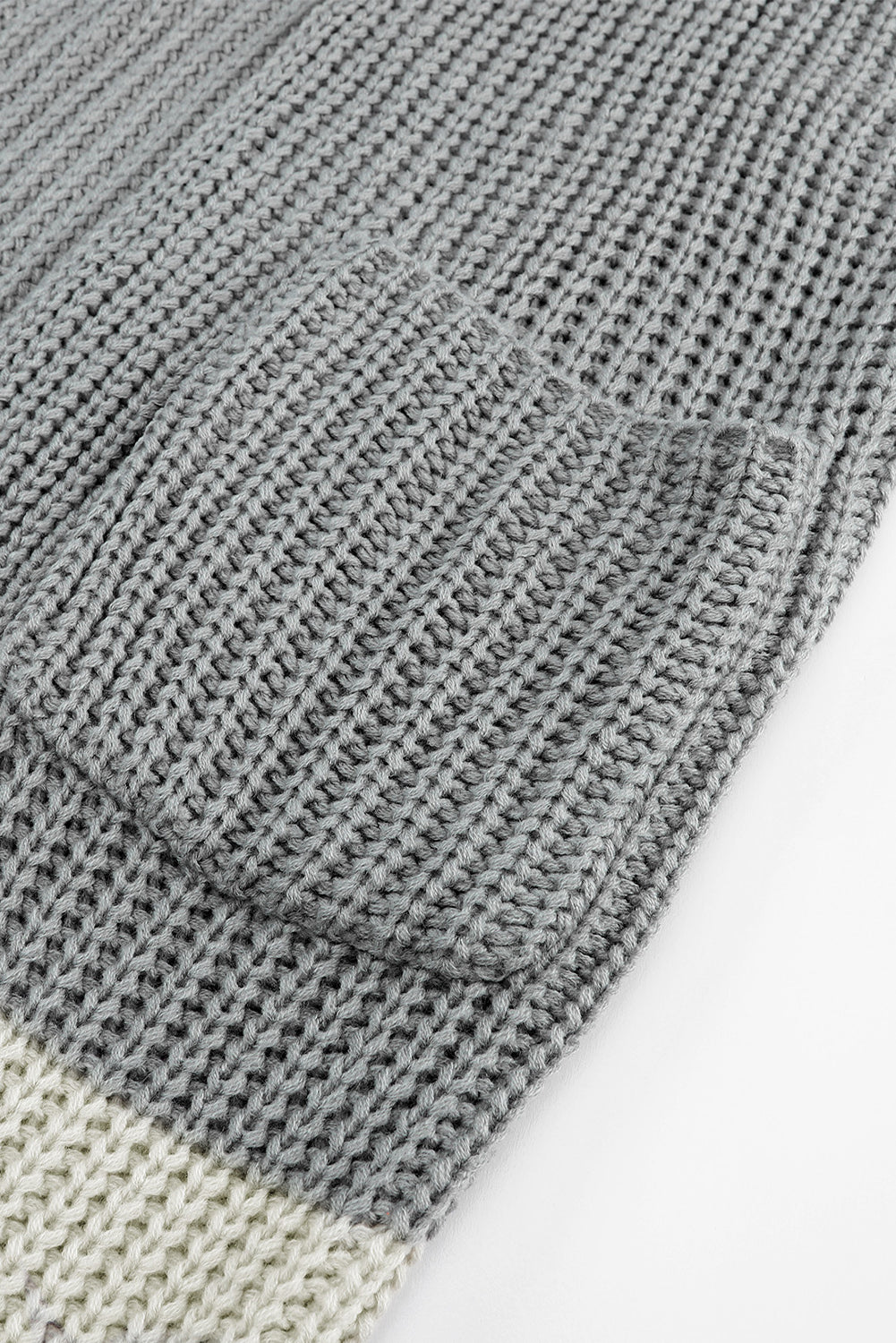Cardigan spolverino con tasche laterali in maglia a trecce color block grigio
