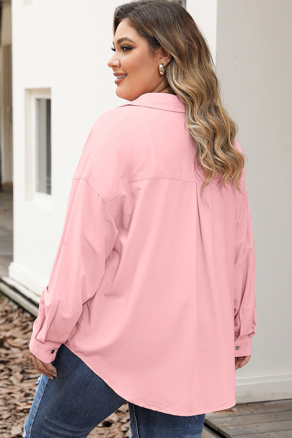 Rožnata majica velike velikosti z žepnimi rokavi in ​​gumbi