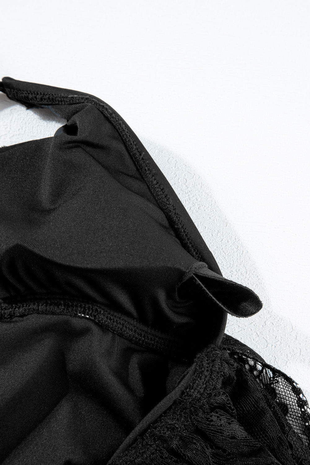 Monokini noir à manches courtes et col surplis en dentelle patchwork
