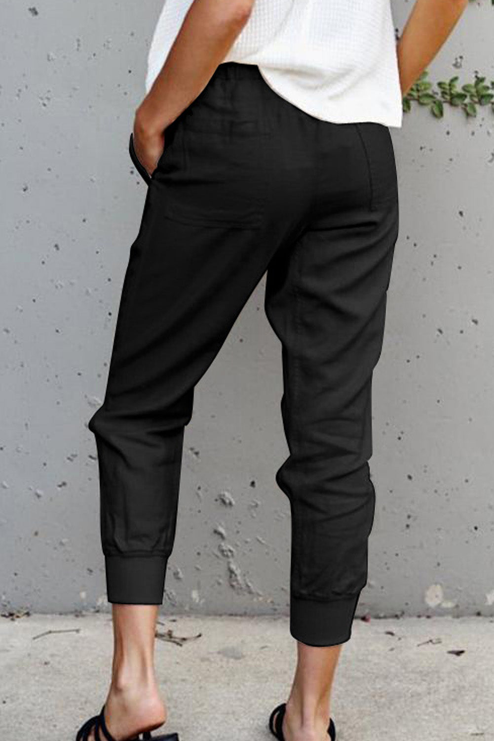 Črne vzročne hlače z žepi