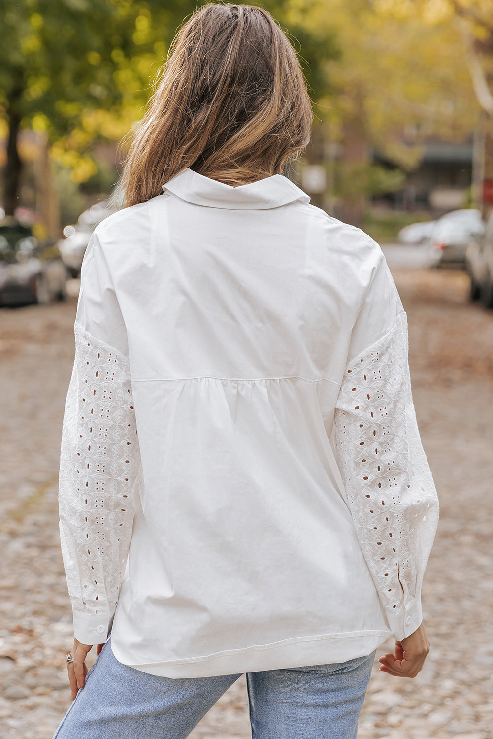 Chemise boutonnée blanche avec poche poitrine plaquée en dentelle