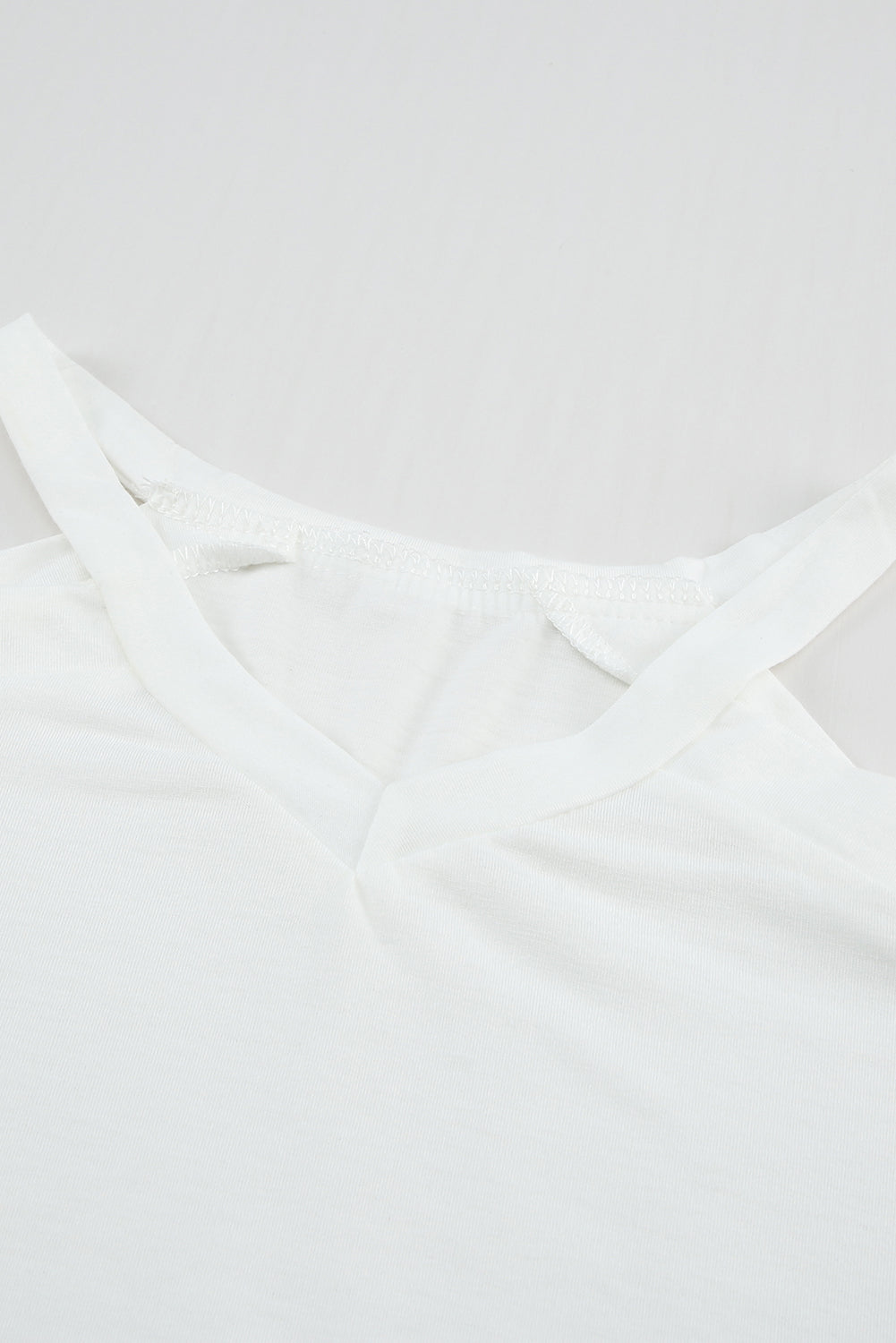 T-shirt à manches longues et découpes à rayures en maille et épaules dénudées