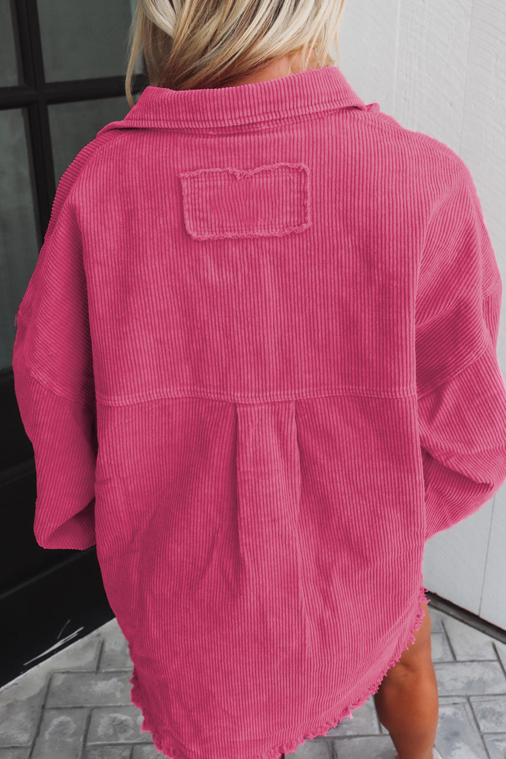 Leuchtend rosafarbene, schnurgebundene Hemdjacke mit unbearbeitetem Saum und zwei Brusttaschen