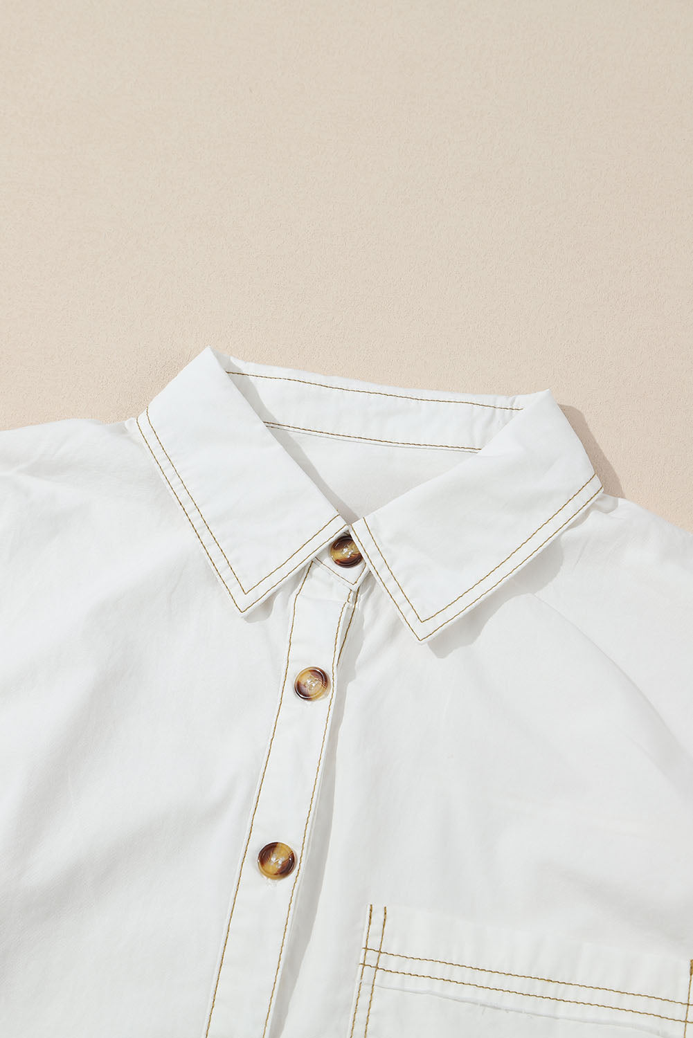 Bijela košulja s džepovima s balon rukavima spuštenih ramena