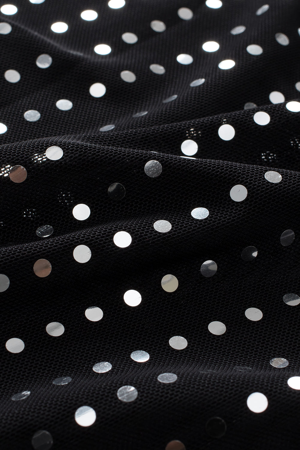 Crna prozirna majica kratkih rukava spuštenih ramena sa šljokicama