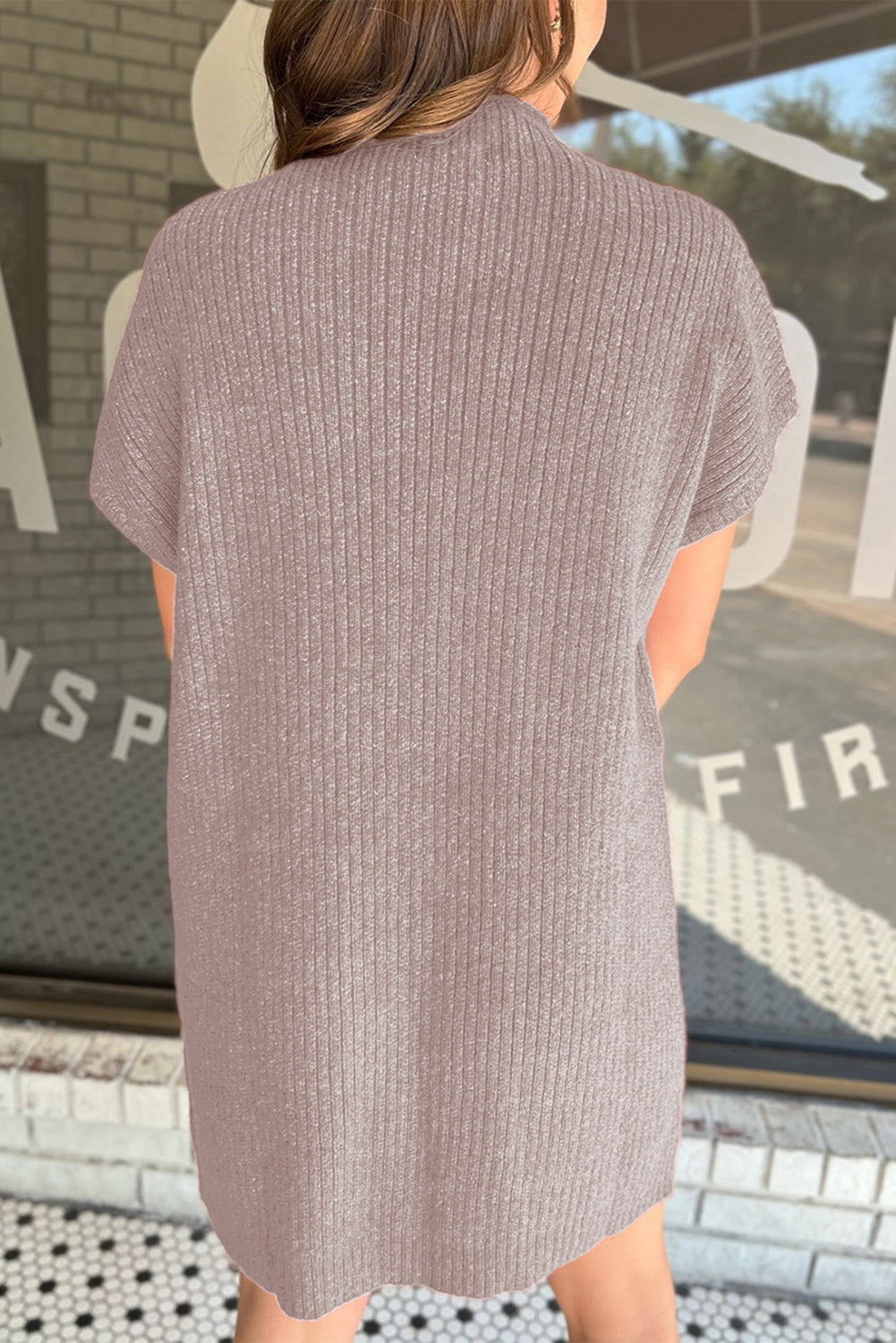 Simply Taupefarbenes Pulloverkleid aus geripptem Strick mit aufgesetzten Taschen und kurzen Ärmeln