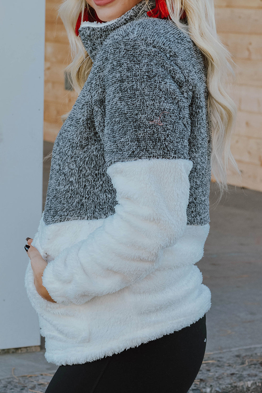 Sivi pahuljasti pulover od flisa s patentnim izrezom