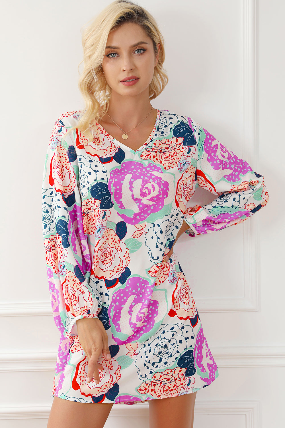 Višebojna narukvica, haljina s mjehurićima i cvjetnim printom