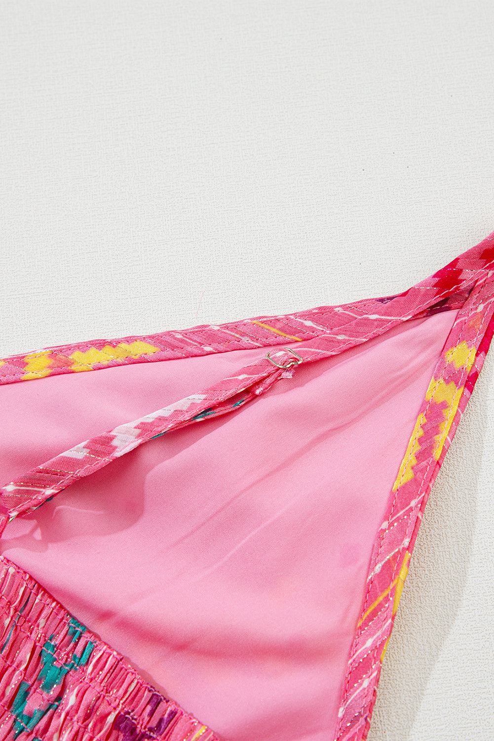 Rožnata dolga obleka z zavihkom v zahodu, s potiskanimi resicami in zavihkom z v-izrezom