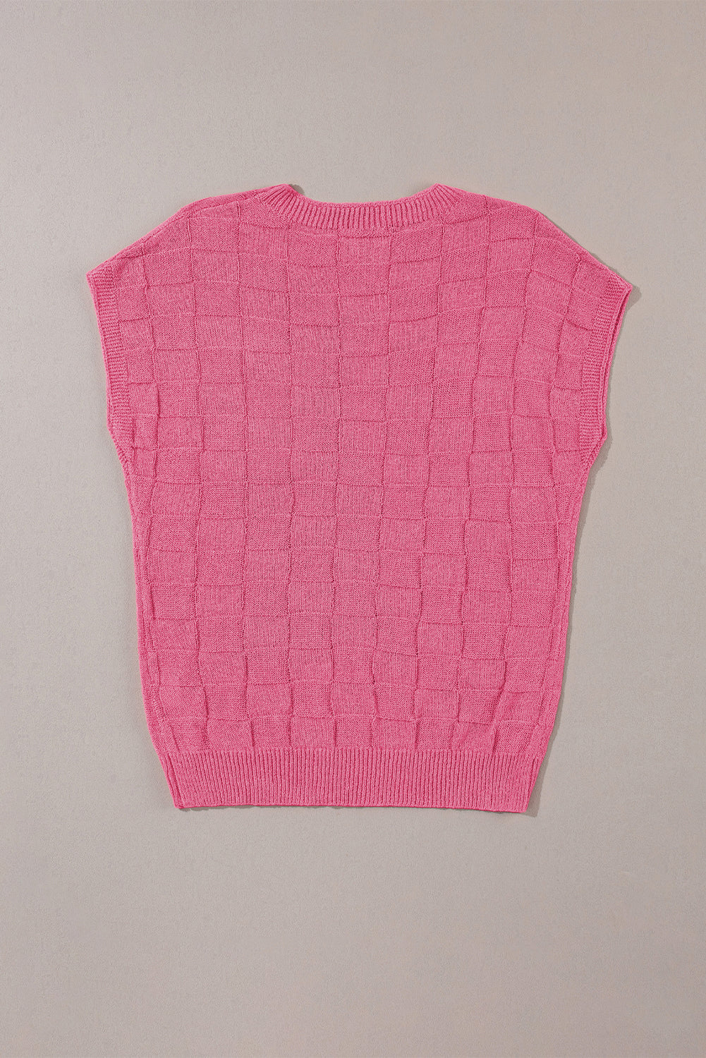 Svetlo roza mrežasto teksturiran pleten pulover s kratkimi rokavi