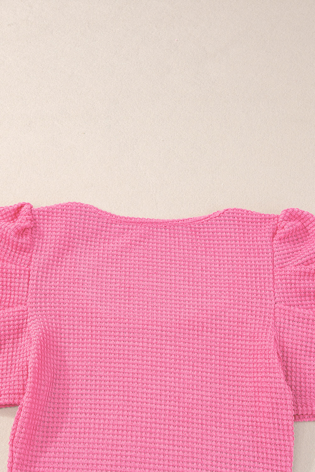 Svetlo roza vafelj pletena majica z naborki in napihnjenimi rokavi