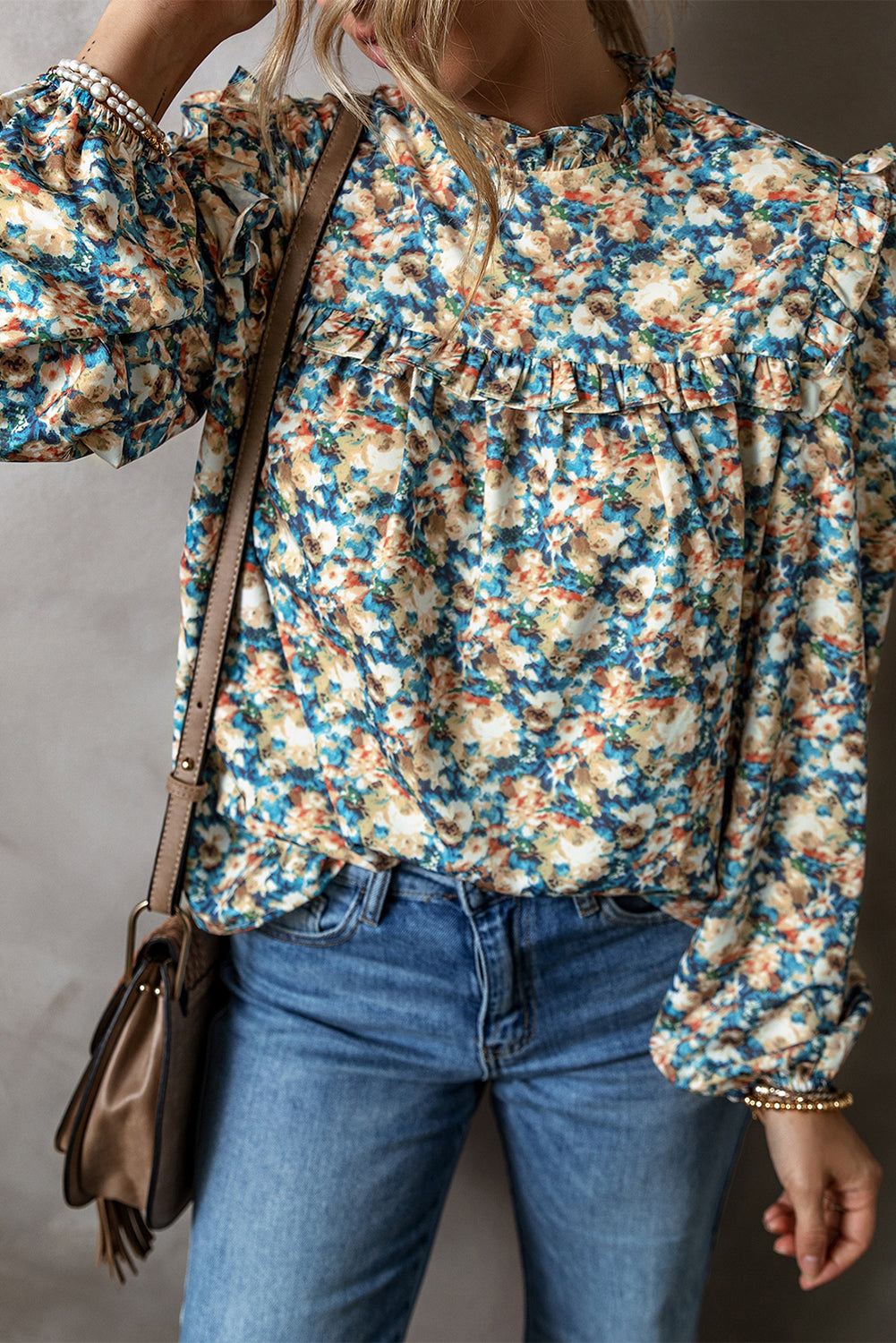 Blouse bleu ciel à manches bouffantes et col montant à volants et imprimé floral