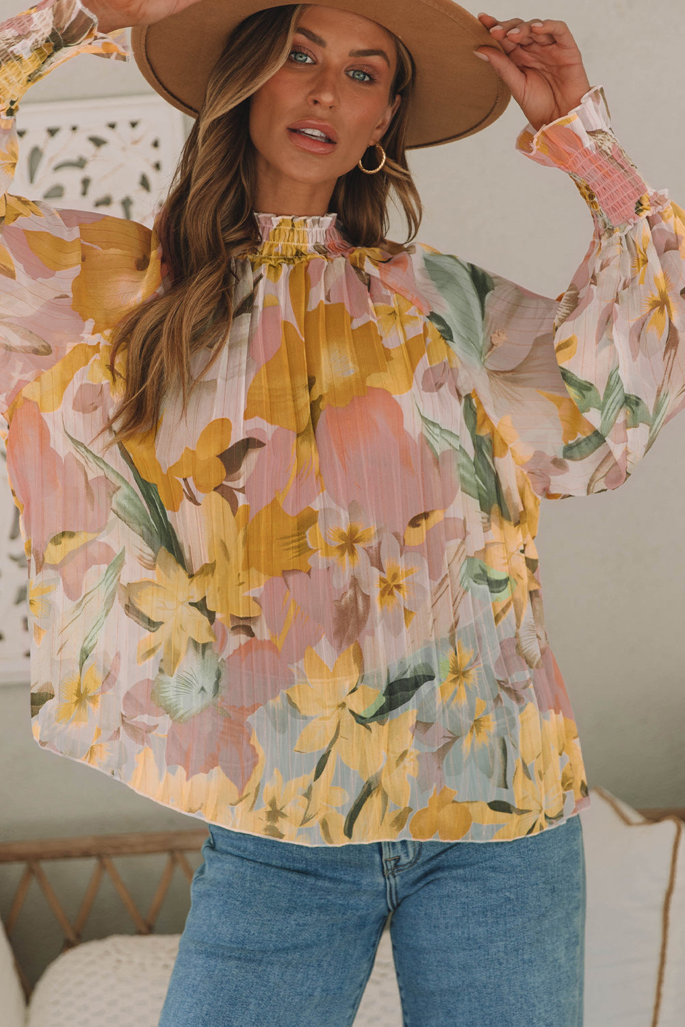 Rumena bluza z navideznim ovratnikom s cvetličnim vzorcem