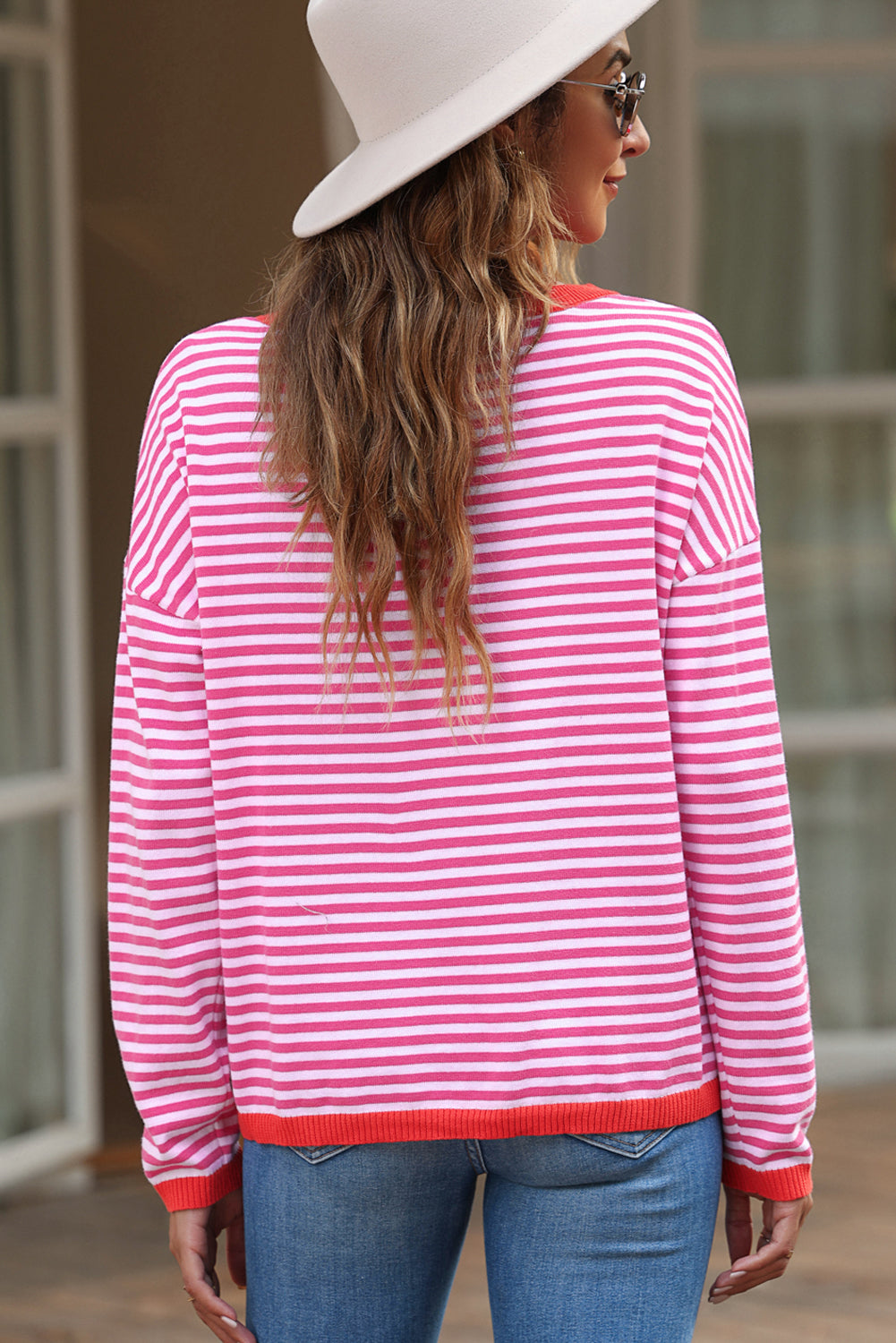 Maglione con spalle scese a righe con finiture a contrasto rosa