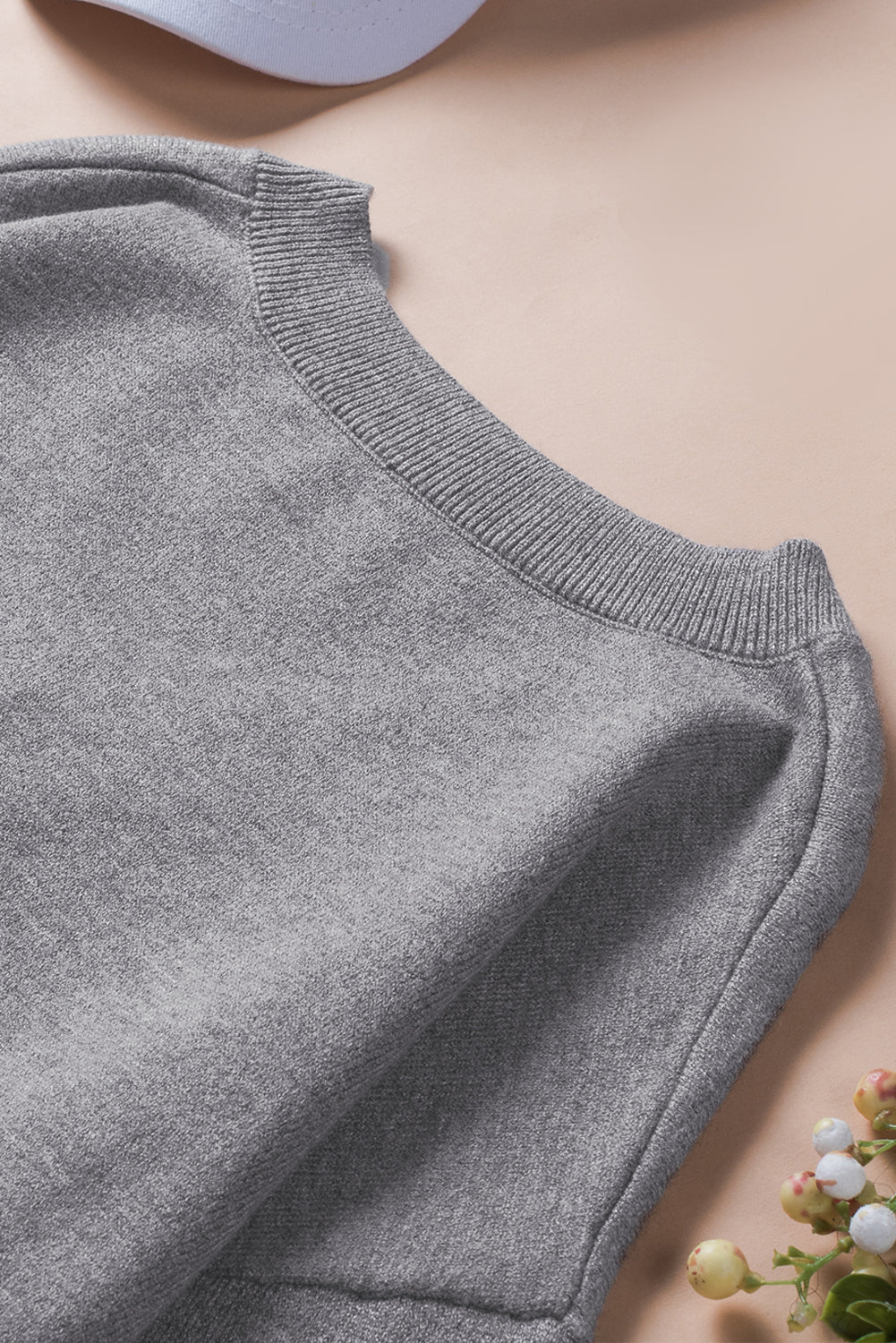 Siv pulover z v-izrezom v barvnih blokih