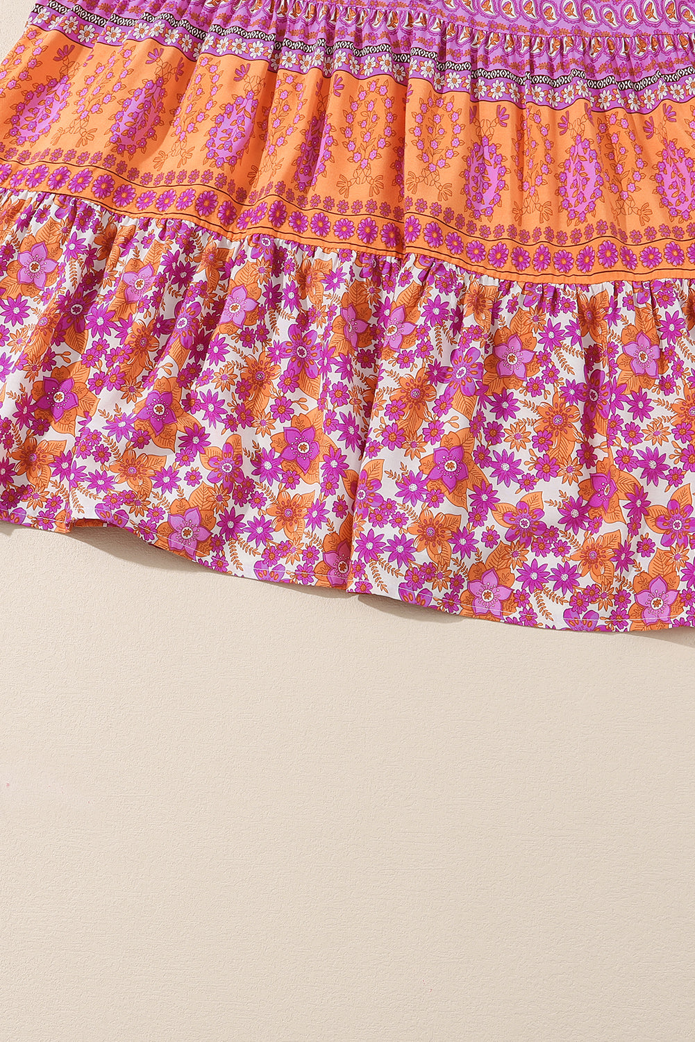 Rosafarbenes, geblümtes Boho-Kleid mit Puffärmeln und V-Ausschnitt
