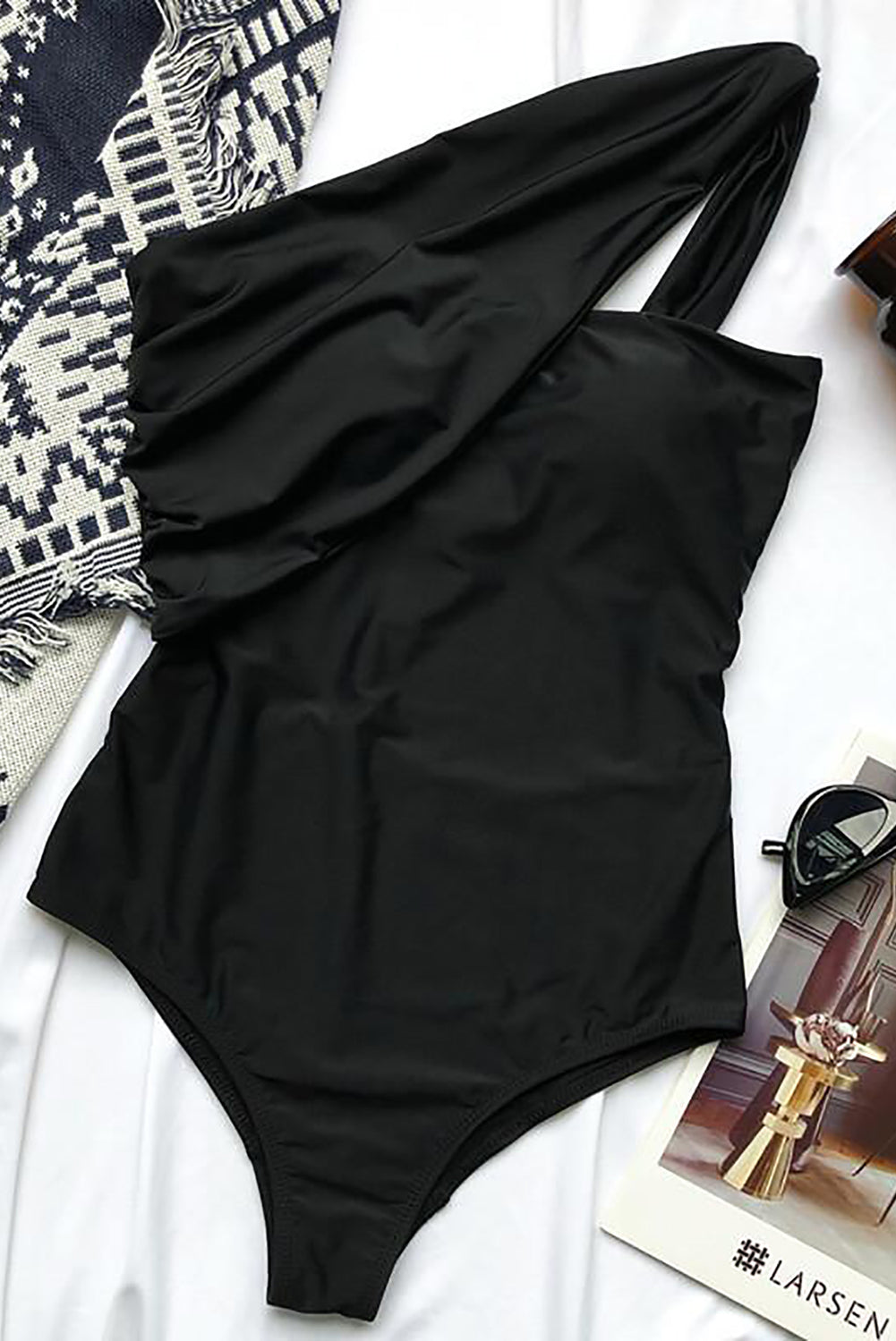 Crni jednodijelni kupaći kostim na jedno rame