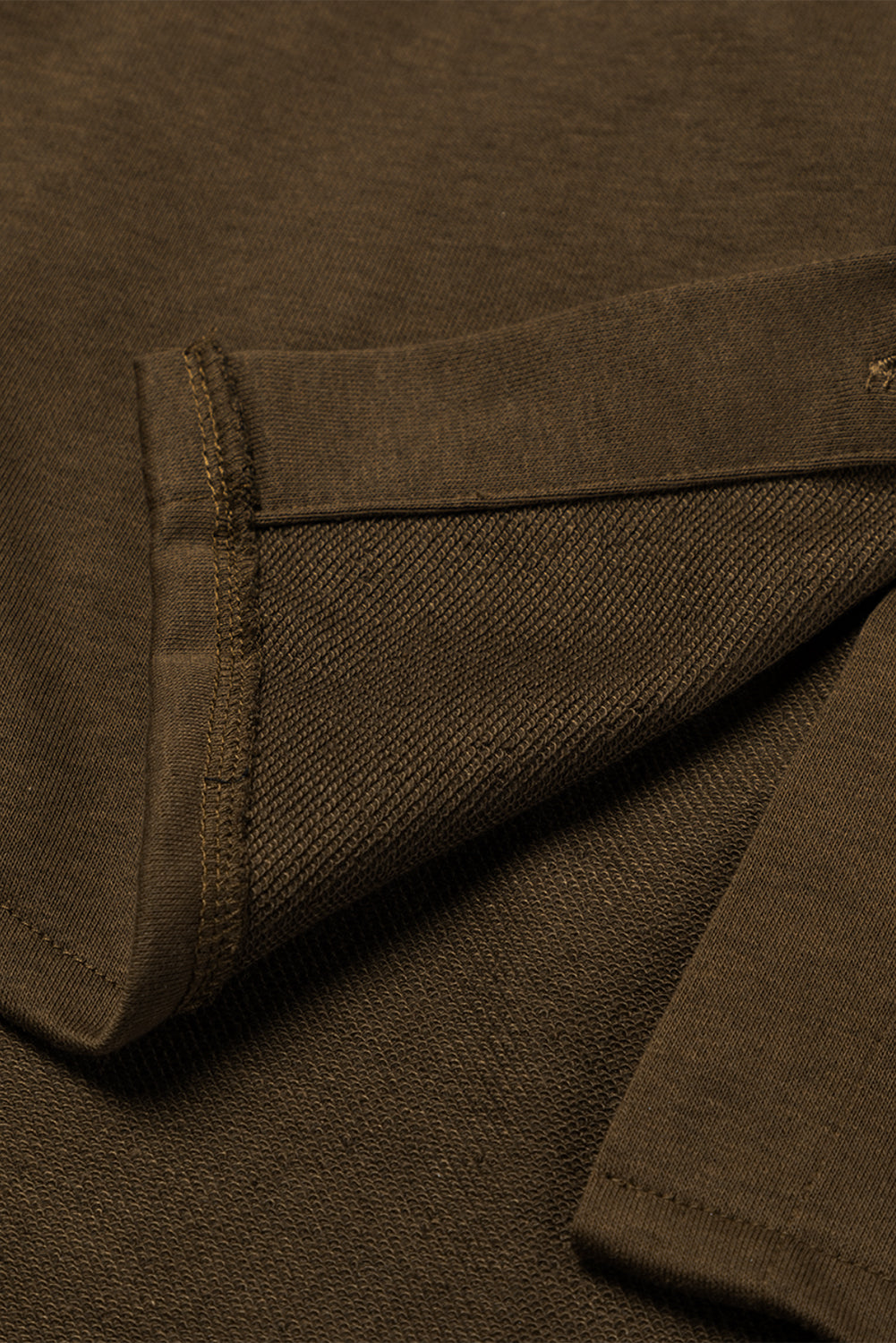 Veste à capuche marron boutonnée à manches tricotées contrastées