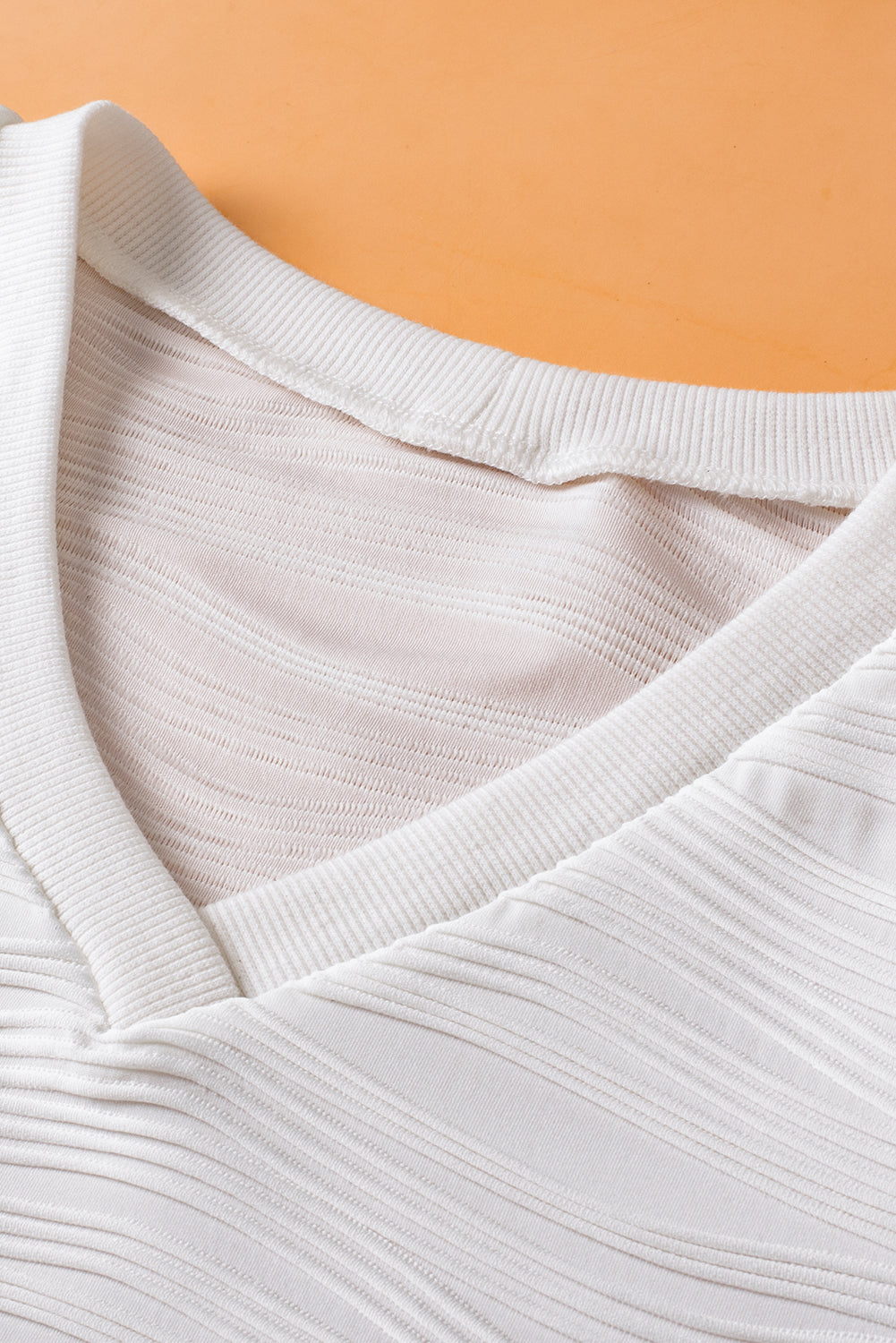 Bijela jednobojna majica kratkih rukava s V izrezom i teksturom
