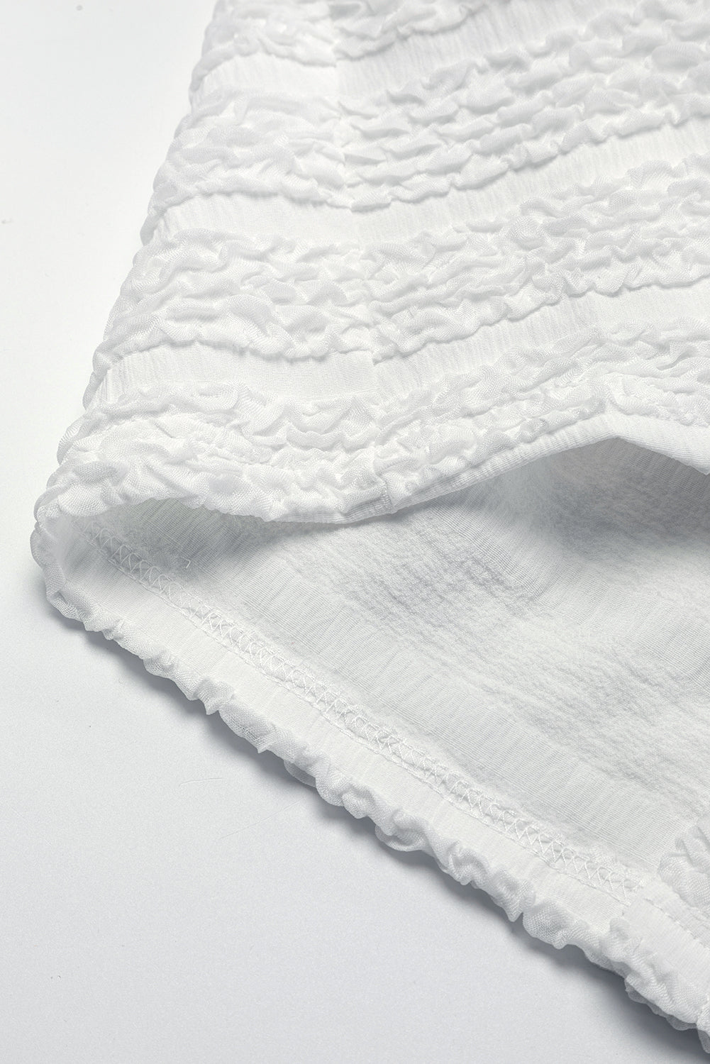 Bele teksturirane črtaste majice s kratkimi rokavi in ​​komplet kratkih hlač
