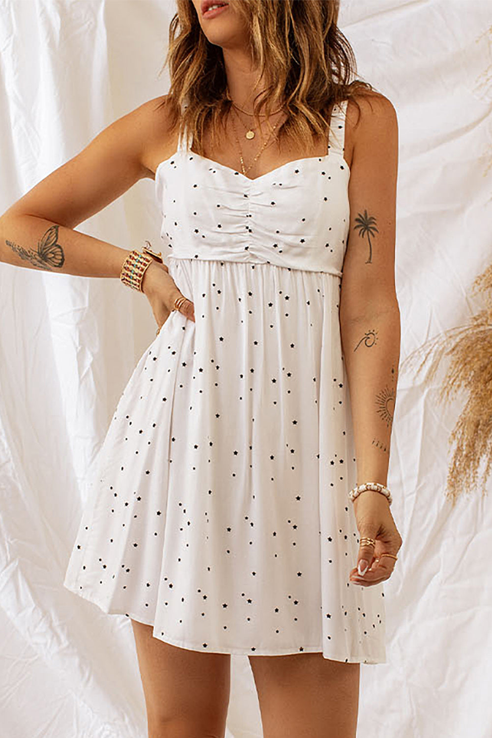 Weißes Minikleid mit Sternchen-Print und geraffter Brust
