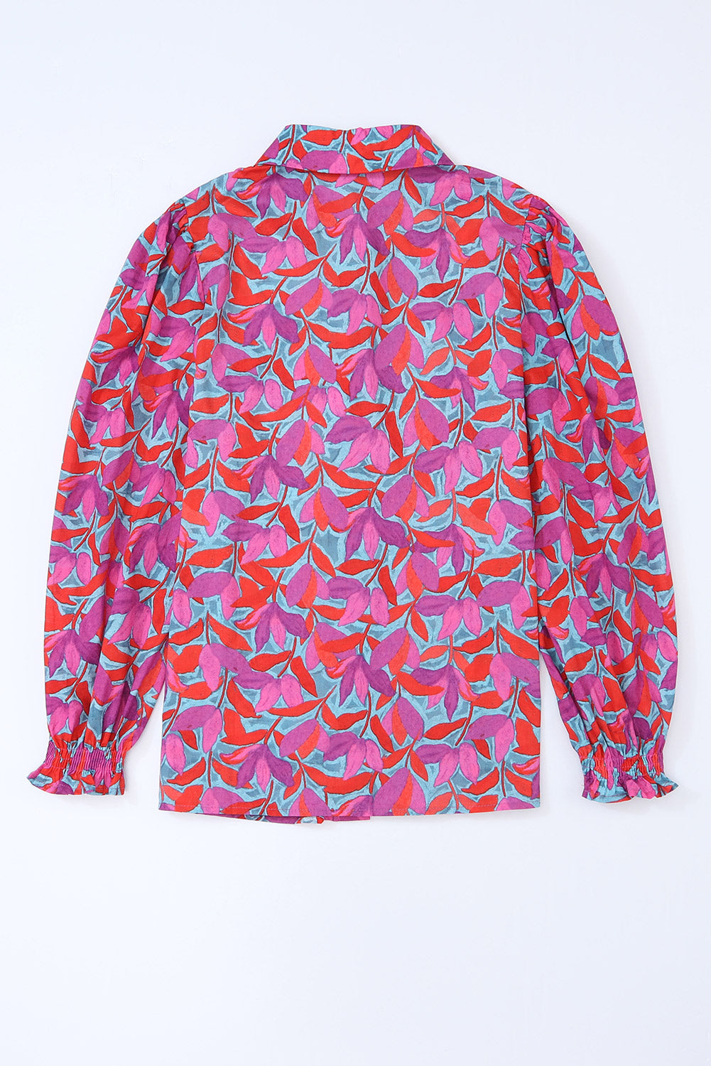 Večbarvna abstraktna srajca z dolgimi napihnjenimi rokavi in ​​cvetličnim gumbom