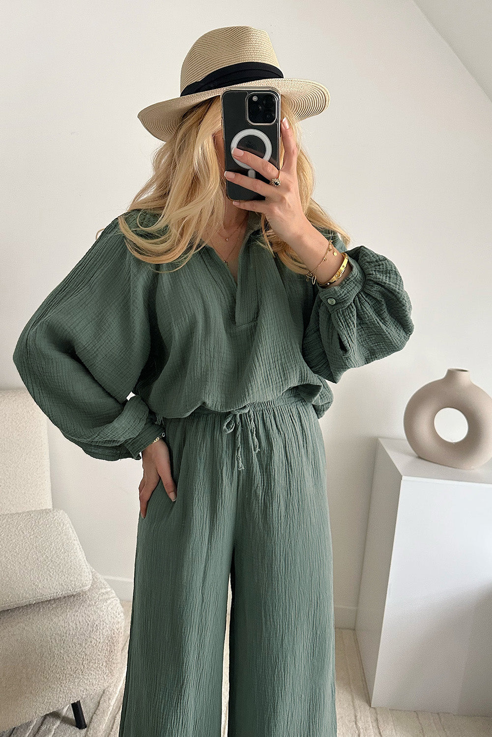 Set di pantaloni larghi con coulisse e collo diviso in piega verde