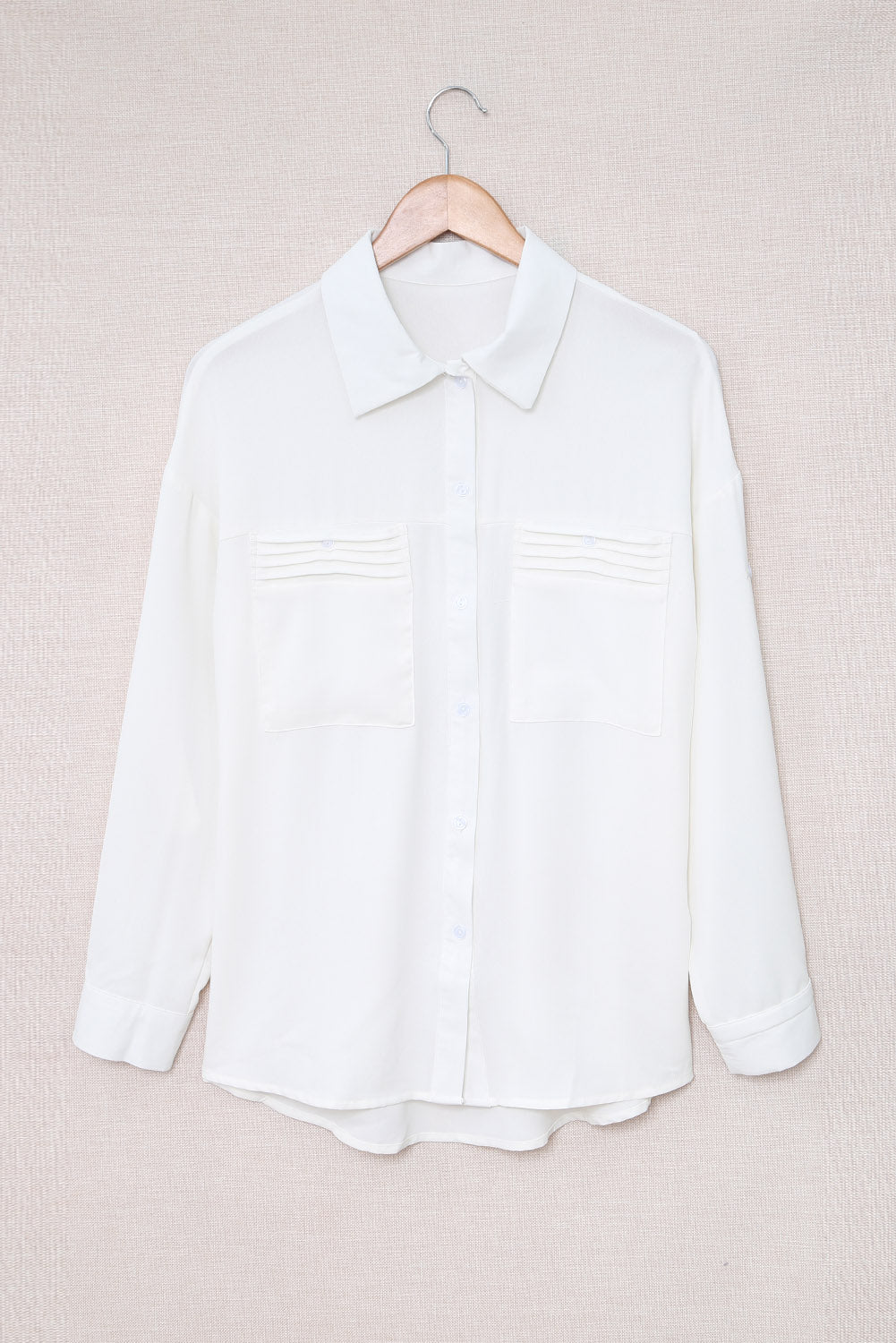Chemise boutonnée à manches longues et poche unie blanche