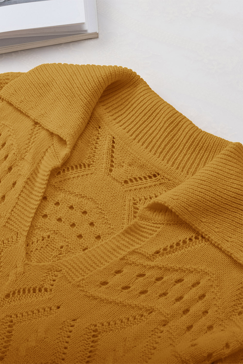 Kaki pleten pulover z v izrezom in ovratnikom z izdolbenim vzorcem