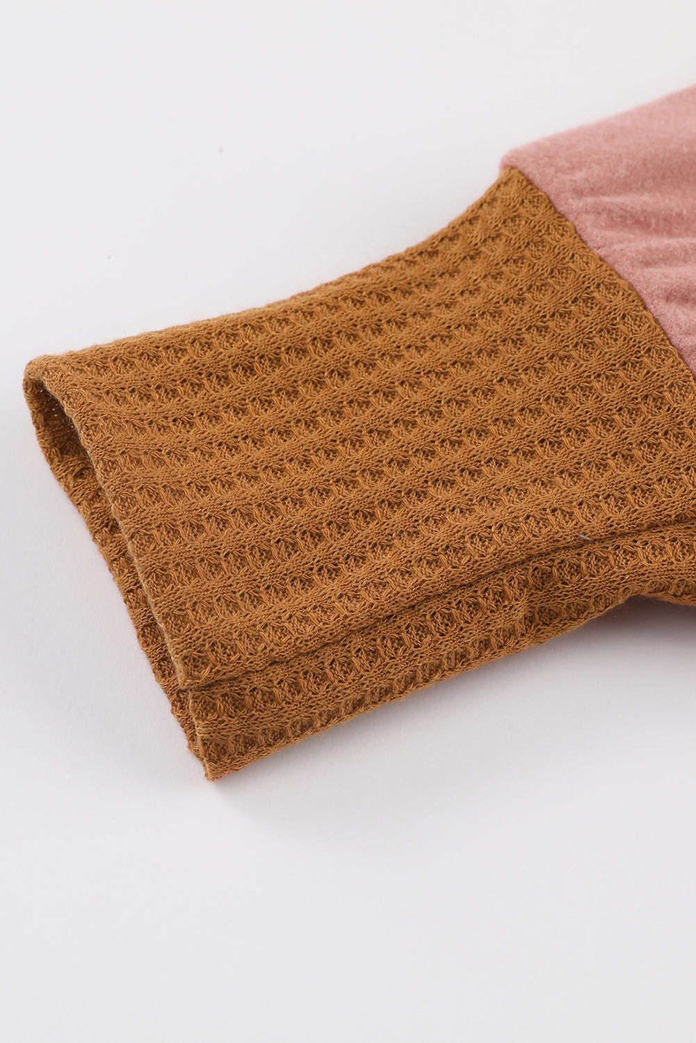Rjav vafelj pleten pulover s kapuco z vrvico v izrezu