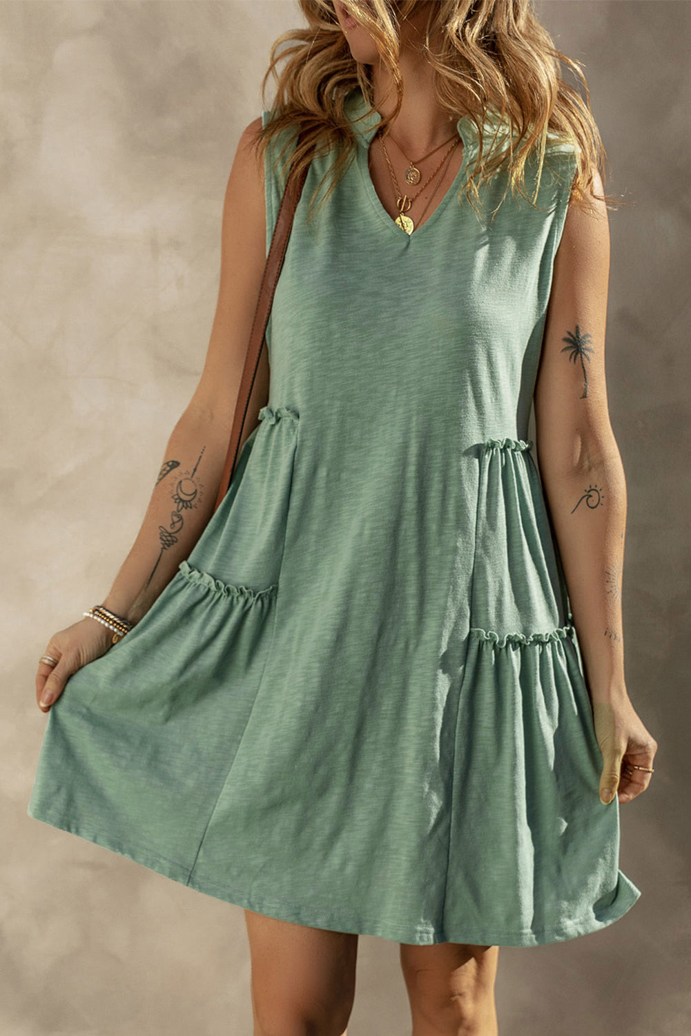 Gestuftes, fließendes, ärmelloses Kleid mit geteiltem V-Ausschnitt von Moonlight Jade