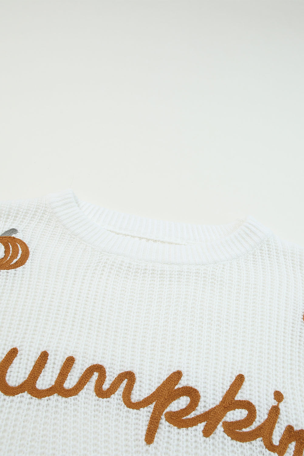 Rebrasti pleteni pulover od bijele pređe od bundeve