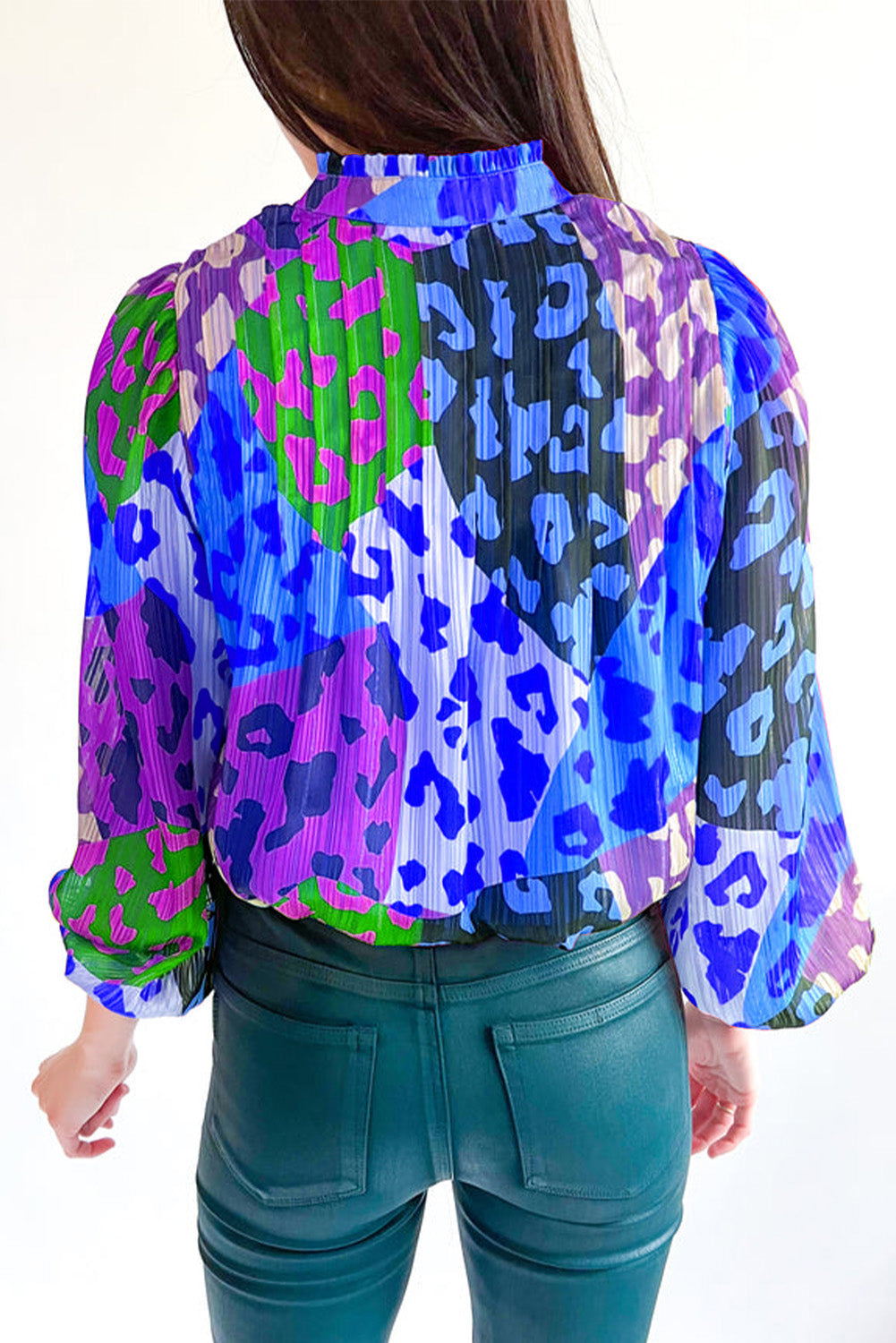 Camicetta plissettata con stampa patchwork leopardo azzurro cielo