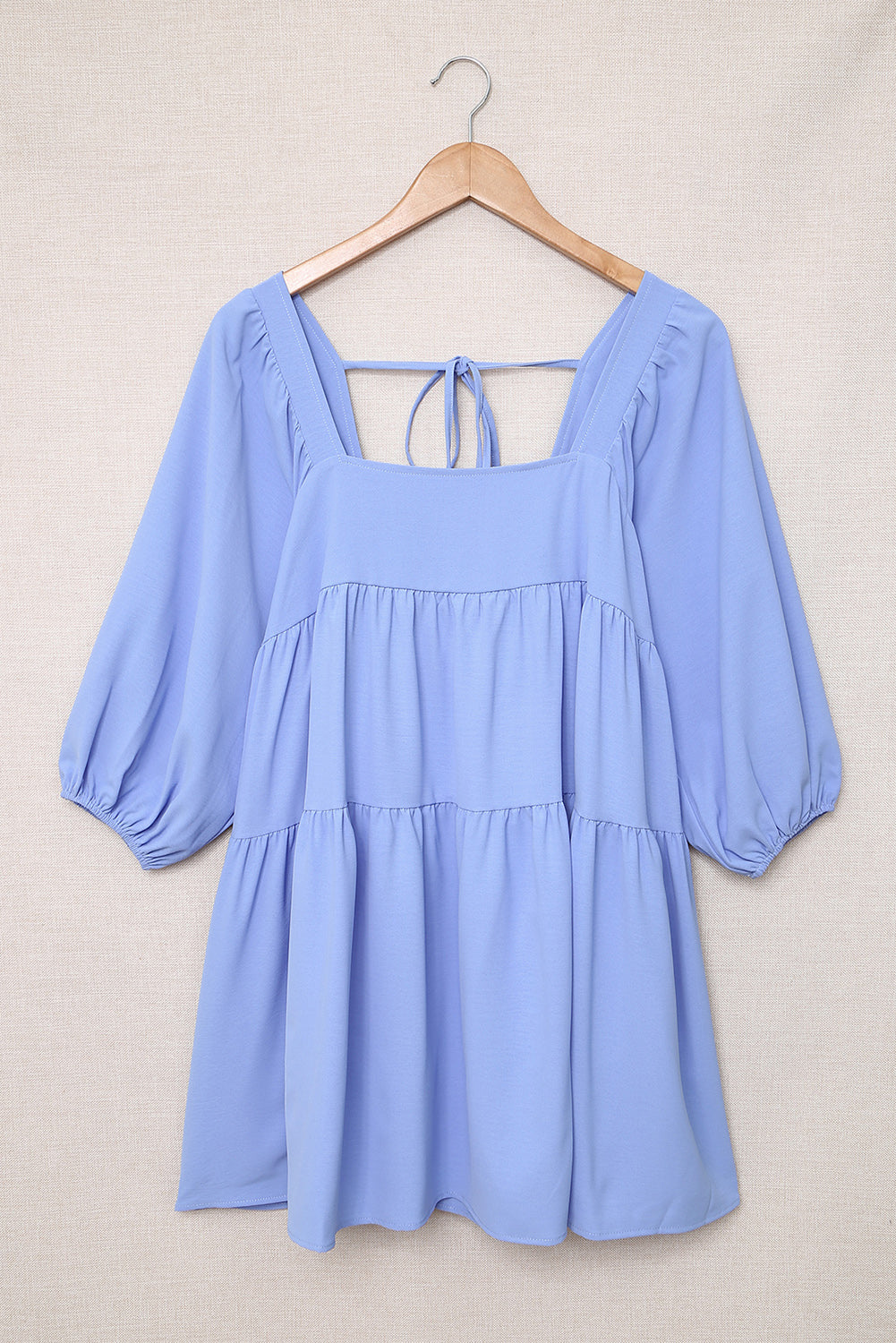 Nebesno modra mini obleka s kvadratnim izrezom in pol rokavi