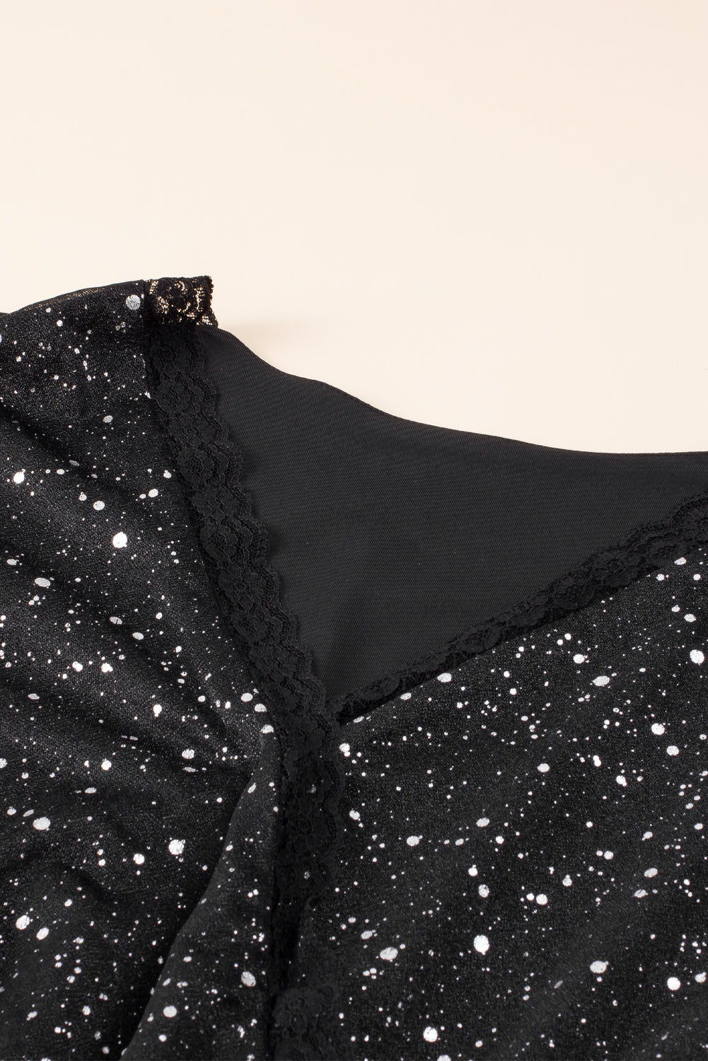 Crna svjetlucava mrežasta haljina s V izrezom i dugim rukavima