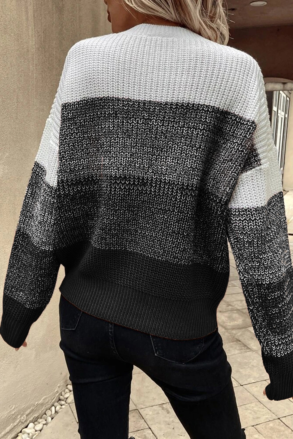 Schwarzer Pullover mit geripptem Saum und überschnittenen Schultern im Farbblockdesign