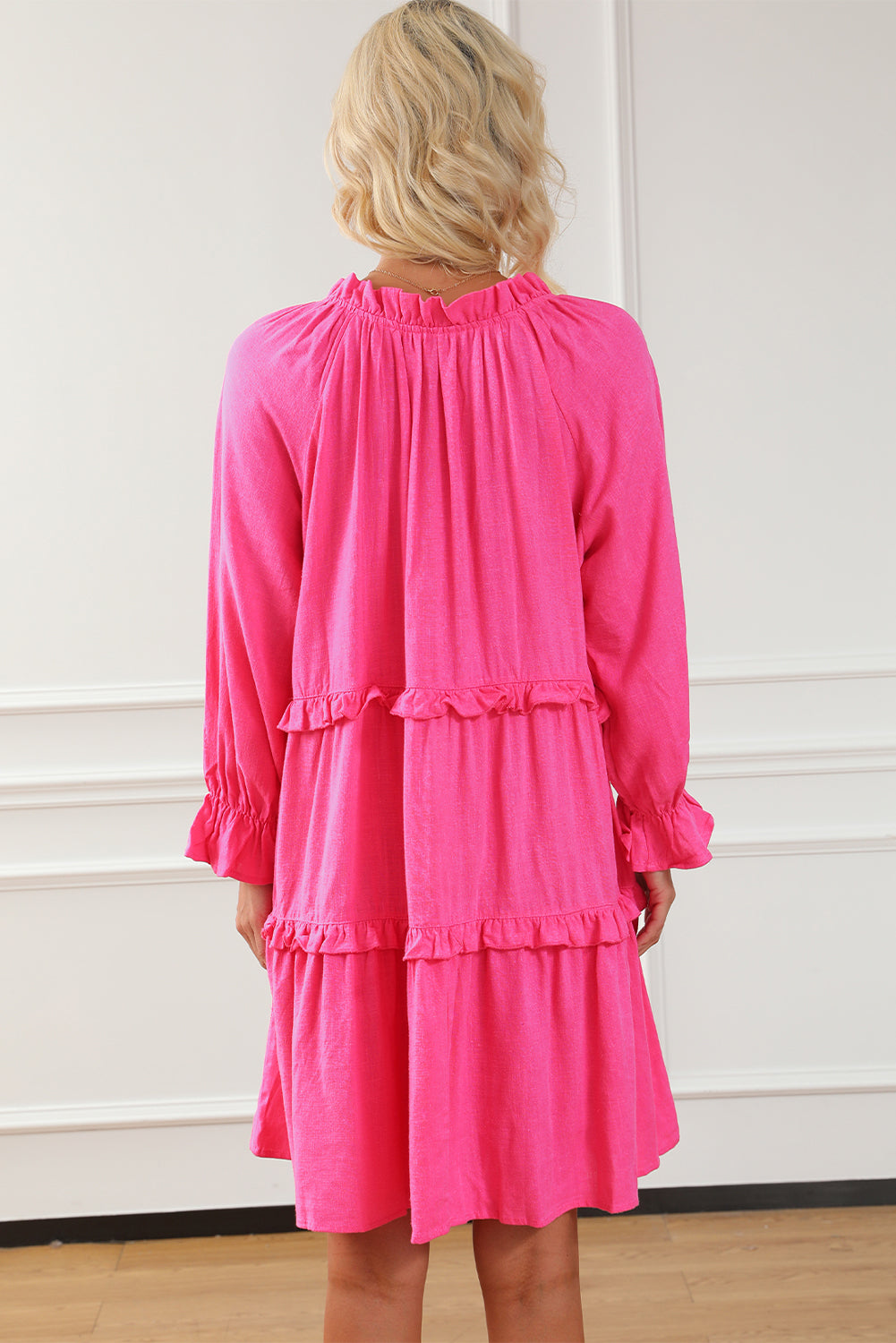Lockeres, lockeres Babydoll-Kleid mit geteiltem V-Ausschnitt und Rüschen in Rose