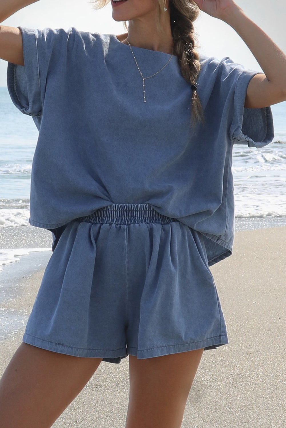 Hellblaues Denim-T-Shirt mit elastischen Shorts und Bündchen an den Ärmeln
