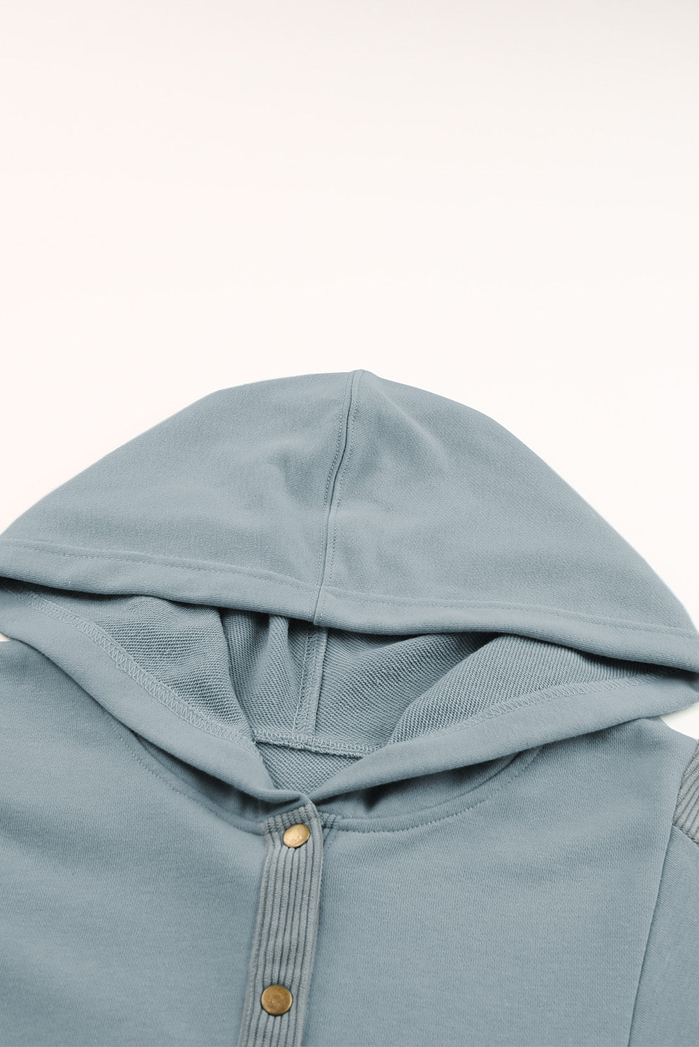 Himmelblauer, übergroßer Henley-Kapuzenpullover mit Patchwork-Seitentaschen
