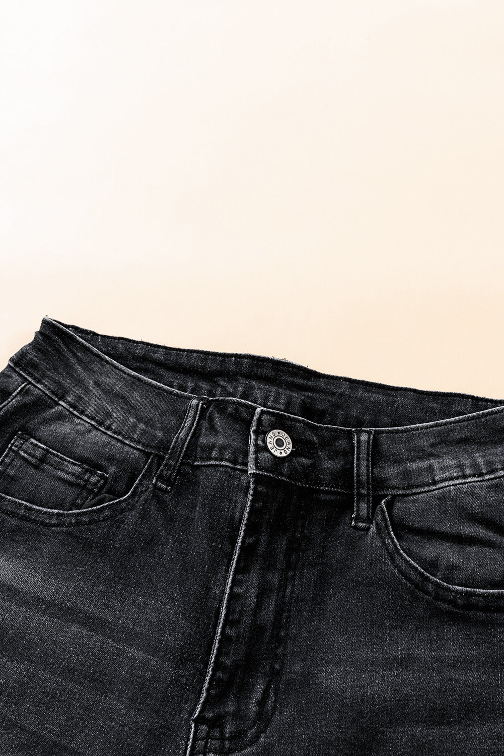 Jeans neri a vita media con bottoni e orlo grezzo invecchiato