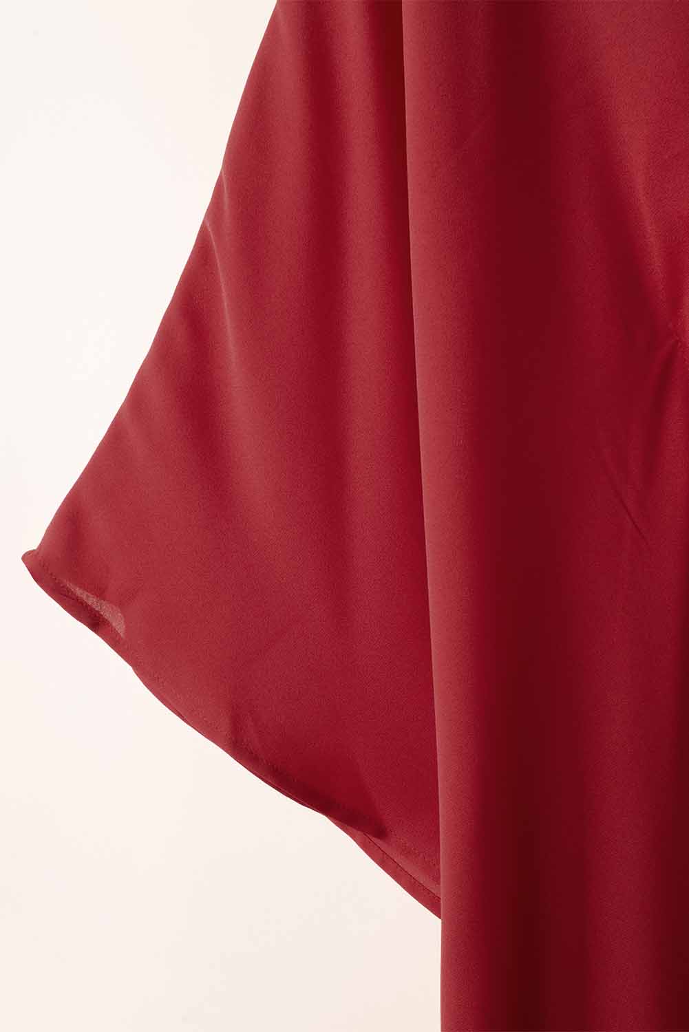 Mini-robe rouge à une épaule et manches chauve-souris de couleur unie