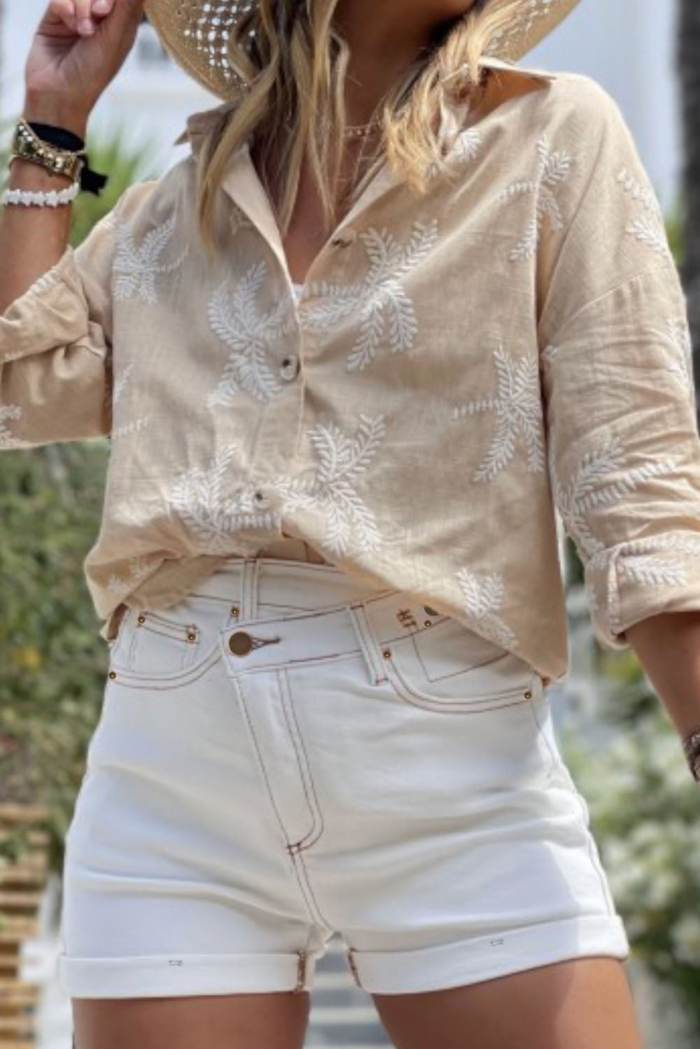 Elegantne kratke hlače iz džinsa z belim asimetričnim pasom
