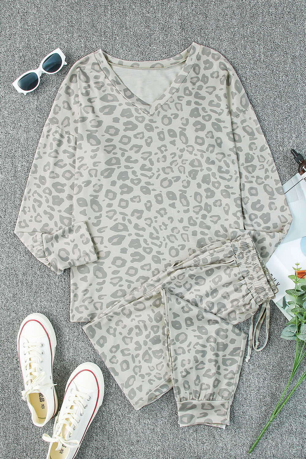 Abbigliamento da casa con top a maniche lunghe con stampa leopardata e pantaloni da jogging con coulisse